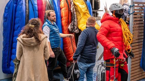 Messebesucher und Messebesucherinnen beim Messestand