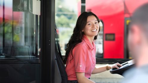 Busfahrerin hinter dem Lenkrad