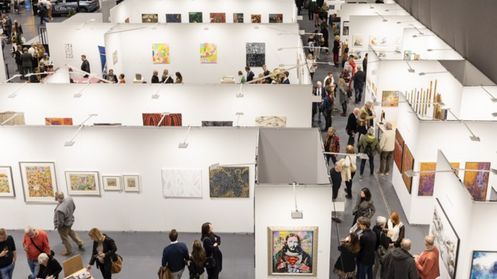 Das Bild zeigt die Ausstellungsfläche der ARTFair in der Innsbrucker Olympiahalle