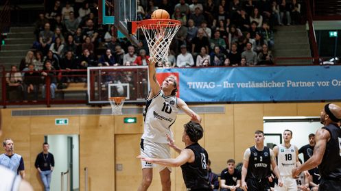 Auf dem Bild ist ein Spiel der Basketballes RAiDERS zu sehen. 